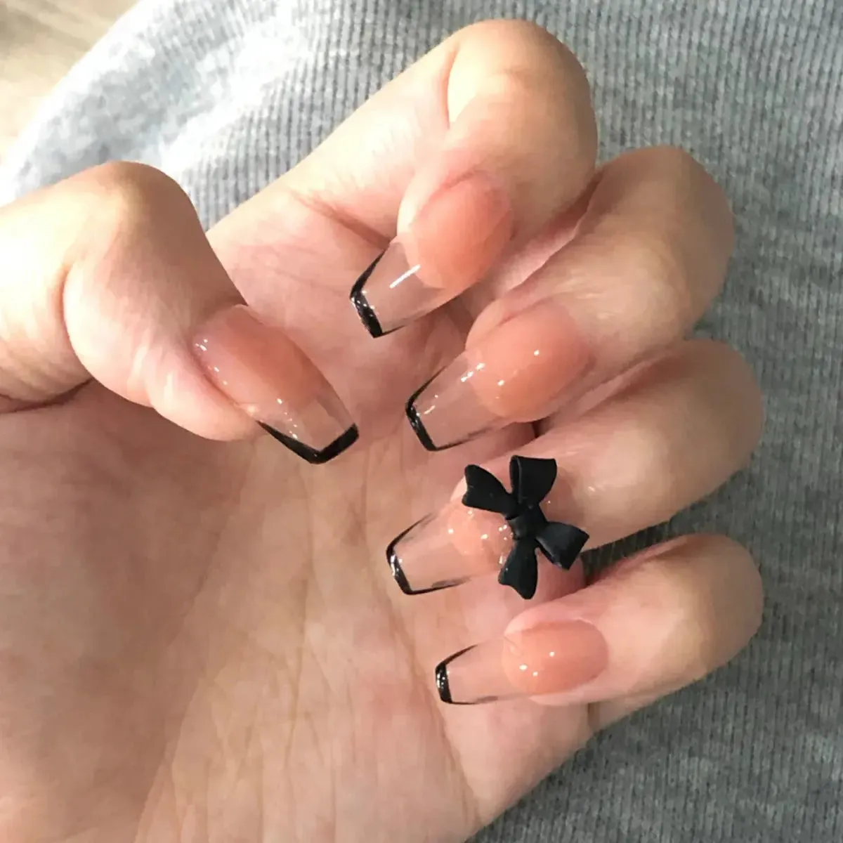 24Pcs Seamless Removable Artificial Press On Nail Art Detachable Fashion False Nails With Designs French Black Edge Fake Nails
